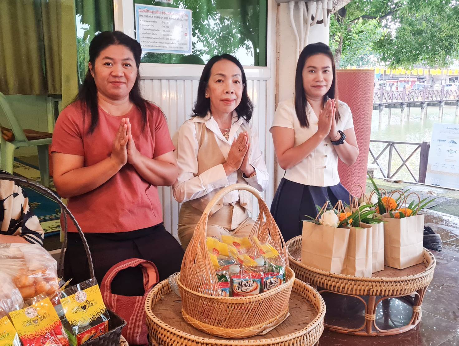 พัฒนาชุมชนสุโขทัยร่วมกิจกรรม “ใส่บาตร ใส่ใจ ใส่ผ้าไทย ไปออมบุญ”เพื่อเป็นสิริมงคลและสร้างขวัญกำลังใจในการทำงาน