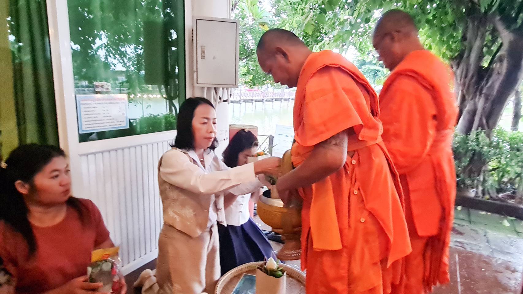 พัฒนาชุมชนสุโขทัยร่วมกิจกรรม “ใส่บาตร ใส่ใจ ใส่ผ้าไทย ไปออมบุญ”เพื่อเป็นสิริมงคลและสร้างขวัญกำลังใจในการทำงาน