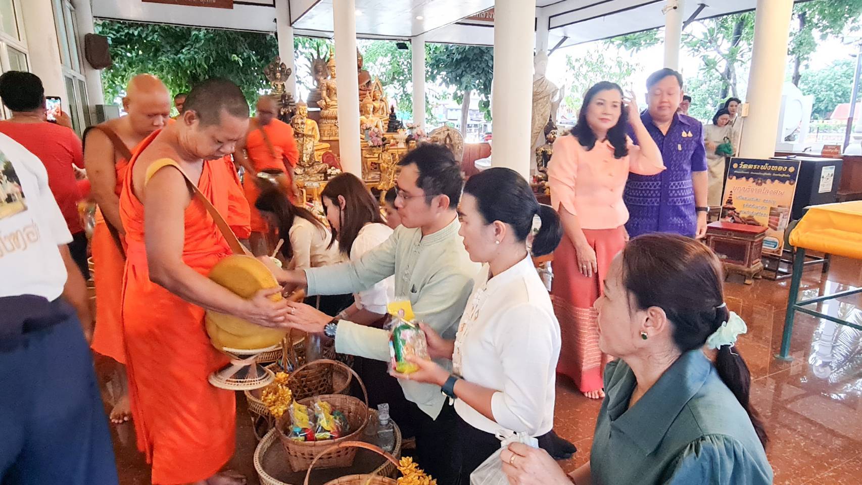 พัฒนาชุมชนสุโขทัยร่วมกิจกรรม “ใส่บาตร ใส่ใจ ใส่ผ้าไทย ไปออมบุญ”เพื่อเป็นสิริมงคลและสร้างขวัญกำลังใจในการทำงาน