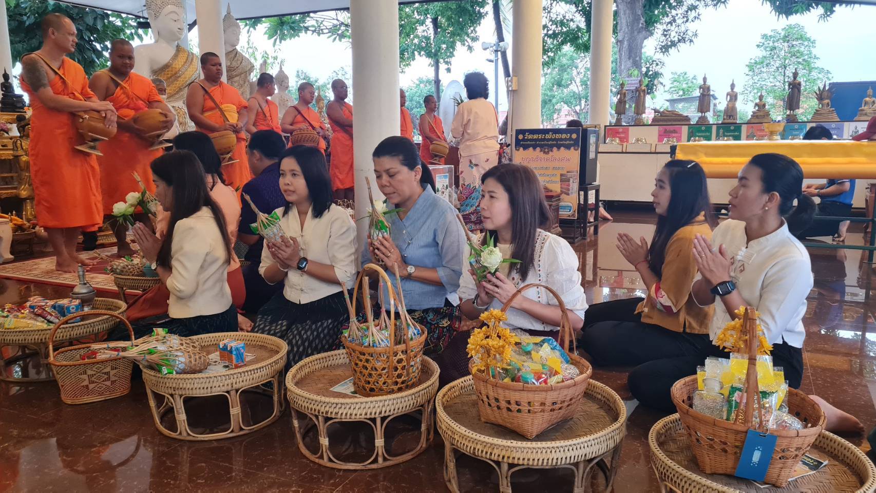 พัฒนาชุมชนสุโขทัยร่วมกิจกรรม “ใส่บาตร ใส่ใจ ใส่ผ้าไทย ไปออมบุญ”เพื่อเป็นสิริมงคลและสร้างขวัญกำลังใจในการทำงาน