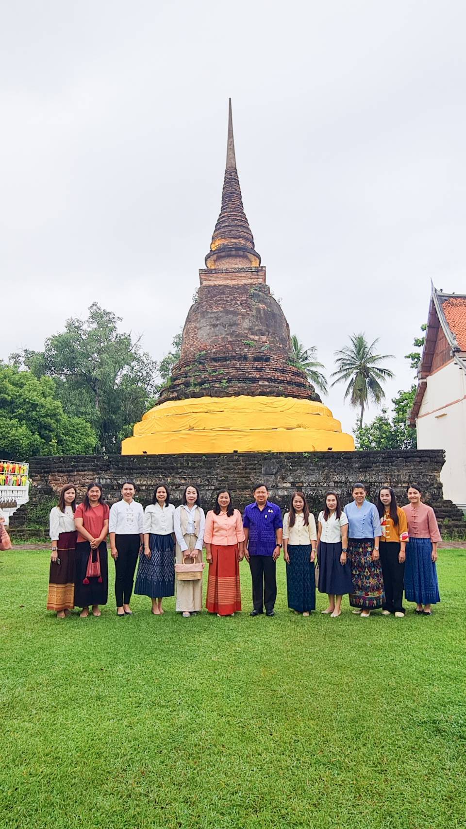 พัฒนาชุมชนสุโขทัยร่วมกิจกรรม “ใส่บาตร ใส่ใจ ใส่ผ้าไทย ไปออมบุญ”เพื่อเป็นสิริมงคลและสร้างขวัญกำลังใจในการทำงาน