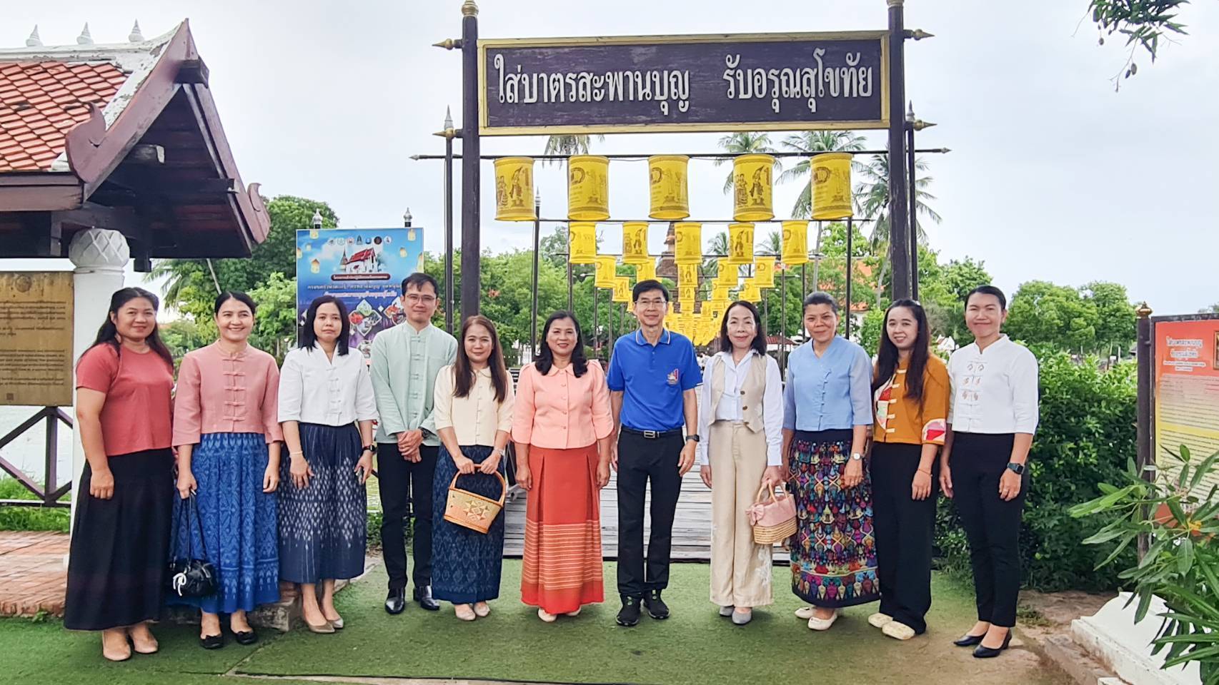 พัฒนาชุมชนสุโขทัยร่วมกิจกรรม “ใส่บาตร ใส่ใจ ใส่ผ้าไทย ไปออมบุญ”เพื่อเป็นสิริมงคลและสร้างขวัญกำลังใจในการทำงาน