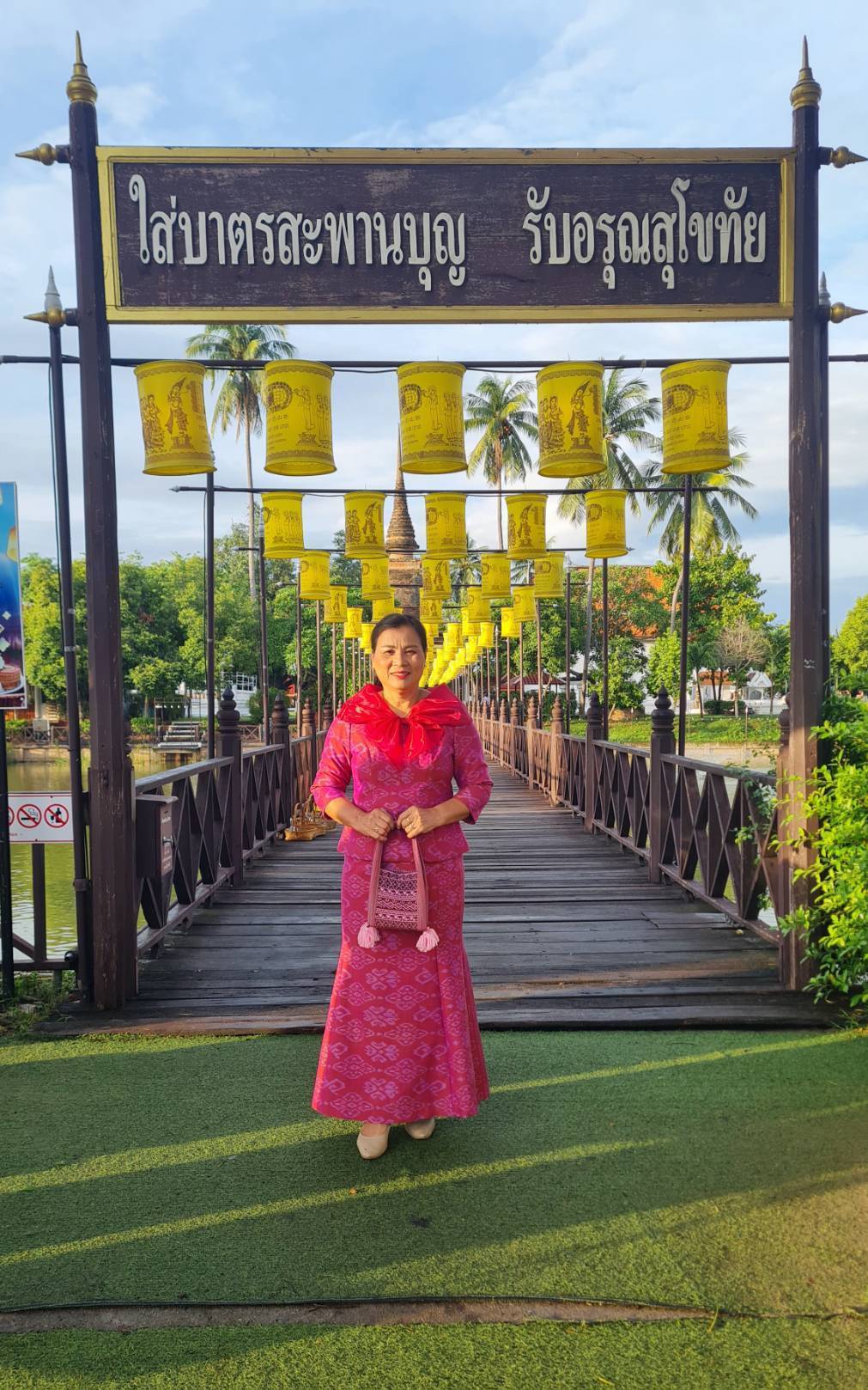 พัฒนาชุมชนสุโขทัยร่วมกิจกรรม “ใส่บาตร ใส่ใจ ใส่ผ้าไทย ไปออมบุญ”เพื่อเป็นสิริมงคลและสร้างขวัญกำลังใจในการทำงาน