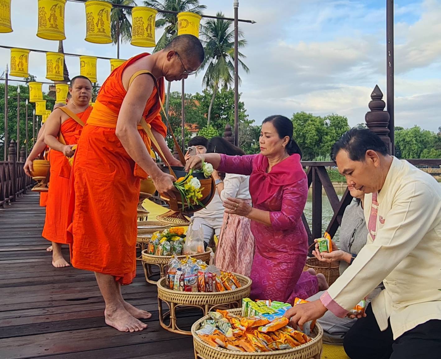 พัฒนาชุมชนสุโขทัยร่วมกิจกรรม “ใส่บาตร ใส่ใจ ใส่ผ้าไทย ไปออมบุญ”เพื่อเป็นสิริมงคลและสร้างขวัญกำลังใจในการทำงาน