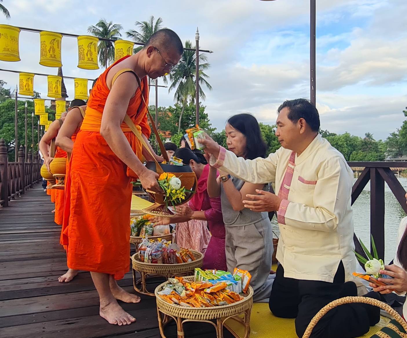 พัฒนาชุมชนสุโขทัยร่วมกิจกรรม “ใส่บาตร ใส่ใจ ใส่ผ้าไทย ไปออมบุญ”เพื่อเป็นสิริมงคลและสร้างขวัญกำลังใจในการทำงาน