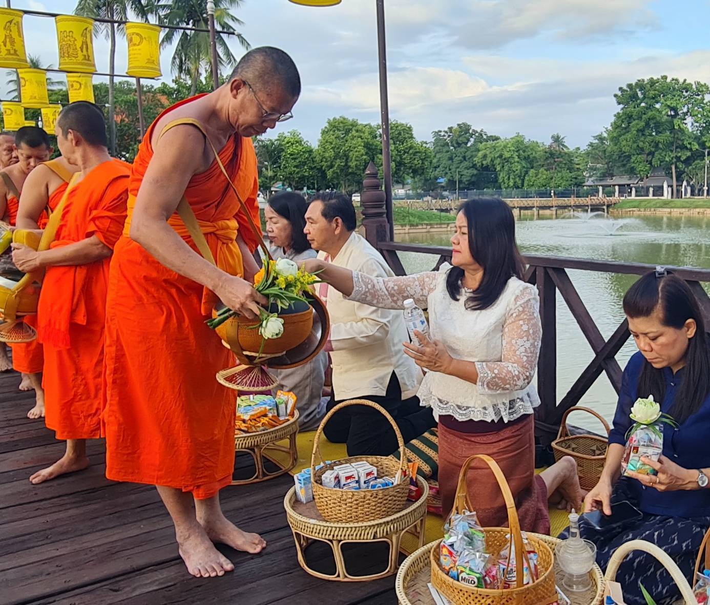 พัฒนาชุมชนสุโขทัยร่วมกิจกรรม “ใส่บาตร ใส่ใจ ใส่ผ้าไทย ไปออมบุญ”เพื่อเป็นสิริมงคลและสร้างขวัญกำลังใจในการทำงาน