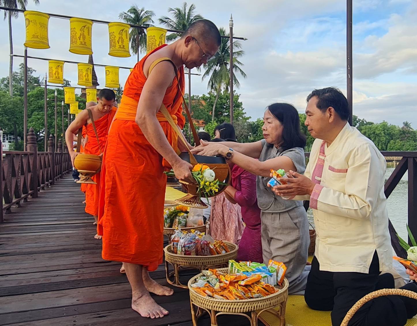 พัฒนาชุมชนสุโขทัยร่วมกิจกรรม “ใส่บาตร ใส่ใจ ใส่ผ้าไทย ไปออมบุญ”เพื่อเป็นสิริมงคลและสร้างขวัญกำลังใจในการทำงาน