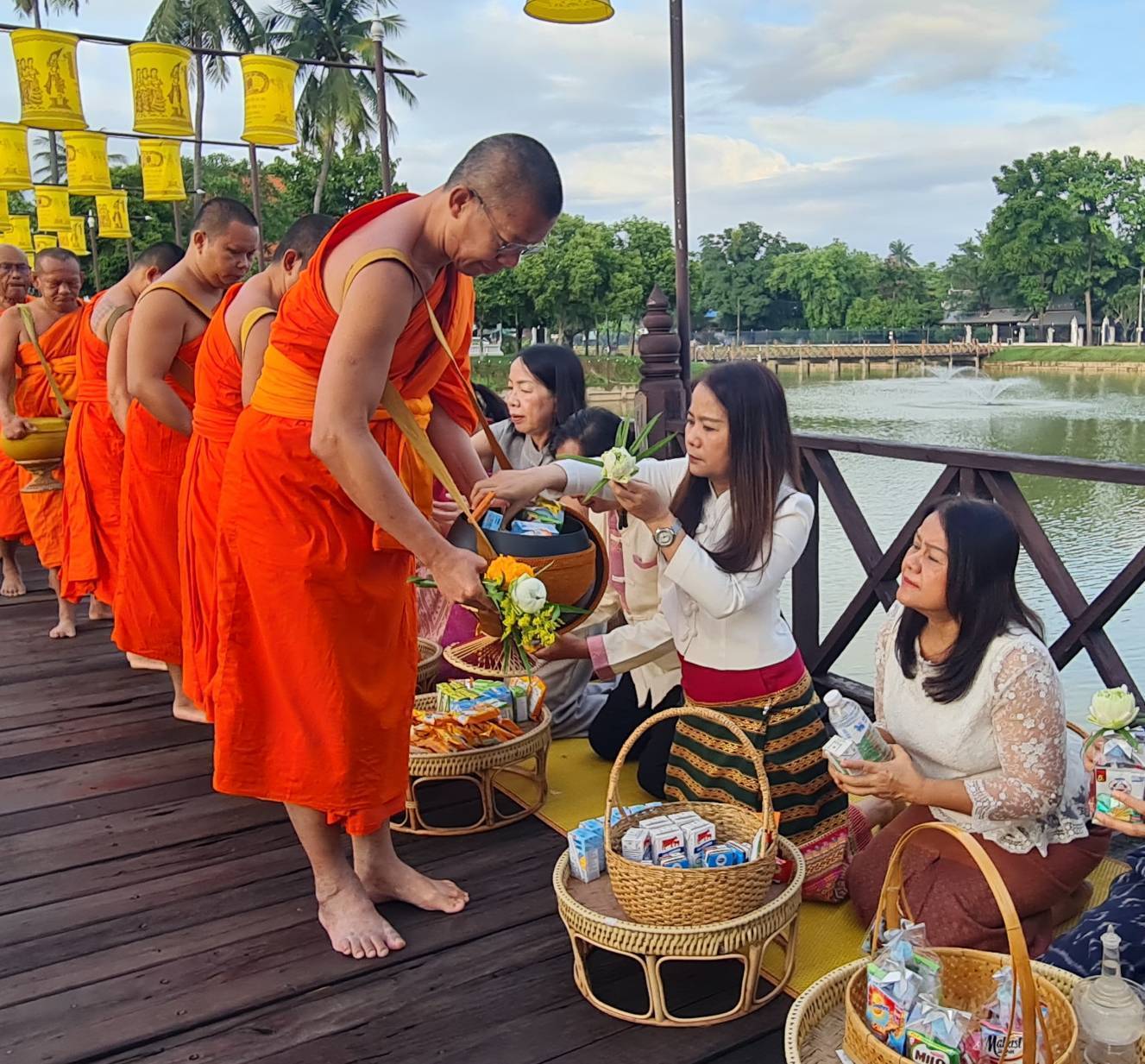 พัฒนาชุมชนสุโขทัยร่วมกิจกรรม “ใส่บาตร ใส่ใจ ใส่ผ้าไทย ไปออมบุญ”เพื่อเป็นสิริมงคลและสร้างขวัญกำลังใจในการทำงาน