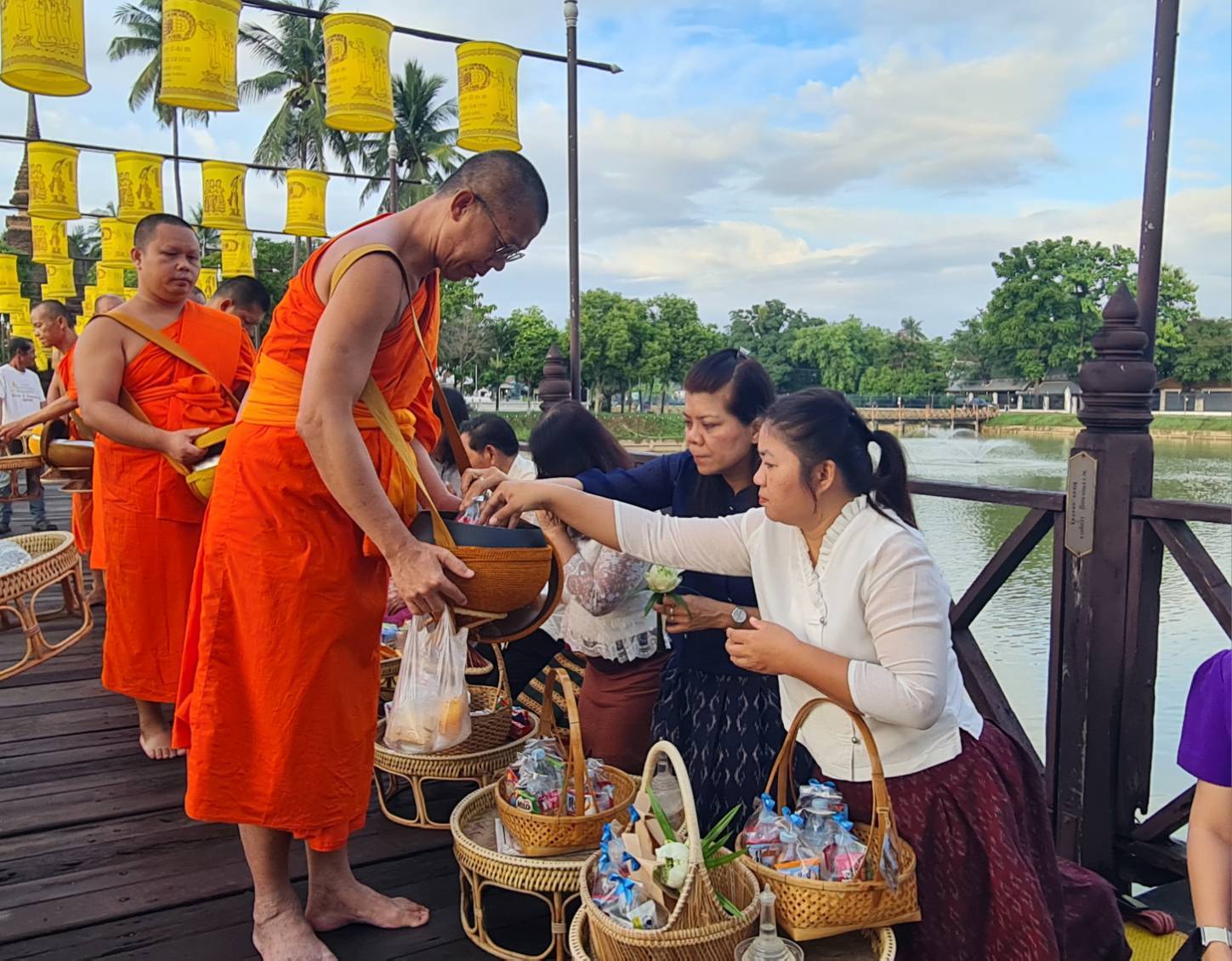 พัฒนาชุมชนสุโขทัยร่วมกิจกรรม “ใส่บาตร ใส่ใจ ใส่ผ้าไทย ไปออมบุญ”เพื่อเป็นสิริมงคลและสร้างขวัญกำลังใจในการทำงาน