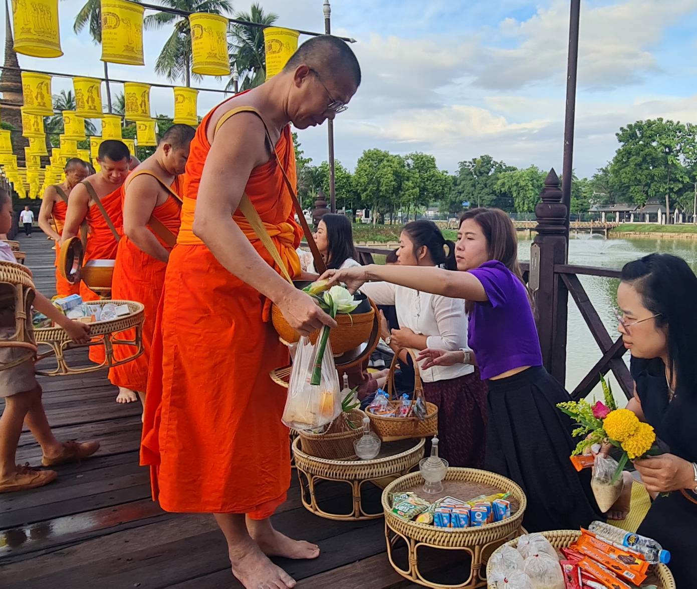 พัฒนาชุมชนสุโขทัยร่วมกิจกรรม “ใส่บาตร ใส่ใจ ใส่ผ้าไทย ไปออมบุญ”เพื่อเป็นสิริมงคลและสร้างขวัญกำลังใจในการทำงาน