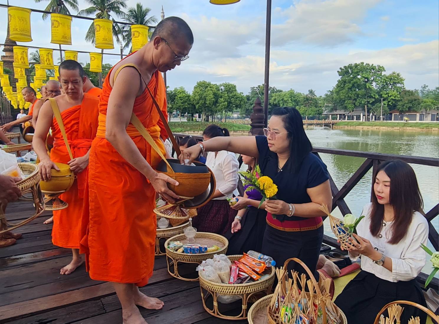 พัฒนาชุมชนสุโขทัยร่วมกิจกรรม “ใส่บาตร ใส่ใจ ใส่ผ้าไทย ไปออมบุญ”เพื่อเป็นสิริมงคลและสร้างขวัญกำลังใจในการทำงาน