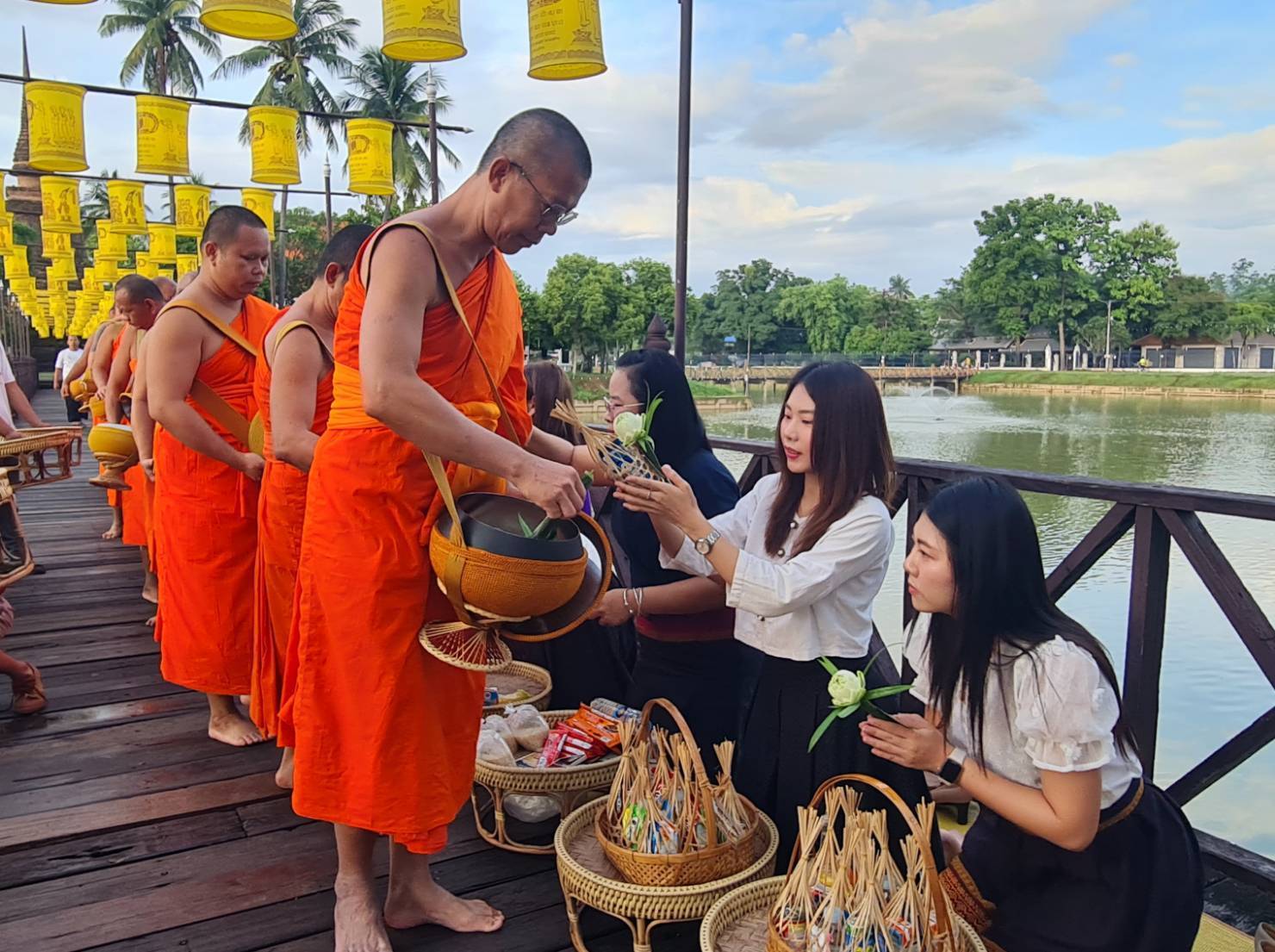พัฒนาชุมชนสุโขทัยร่วมกิจกรรม “ใส่บาตร ใส่ใจ ใส่ผ้าไทย ไปออมบุญ”เพื่อเป็นสิริมงคลและสร้างขวัญกำลังใจในการทำงาน