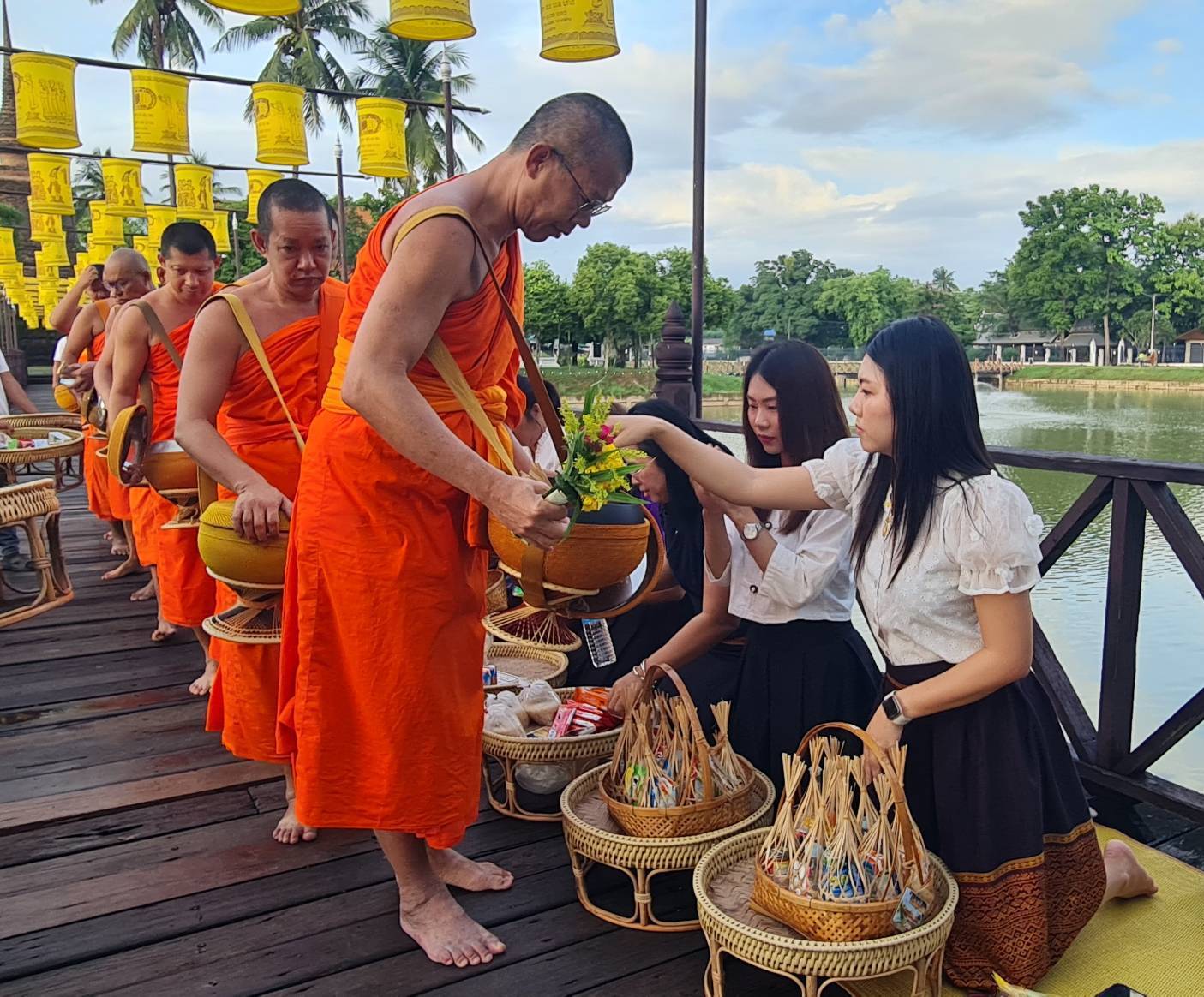 พัฒนาชุมชนสุโขทัยร่วมกิจกรรม “ใส่บาตร ใส่ใจ ใส่ผ้าไทย ไปออมบุญ”เพื่อเป็นสิริมงคลและสร้างขวัญกำลังใจในการทำงาน