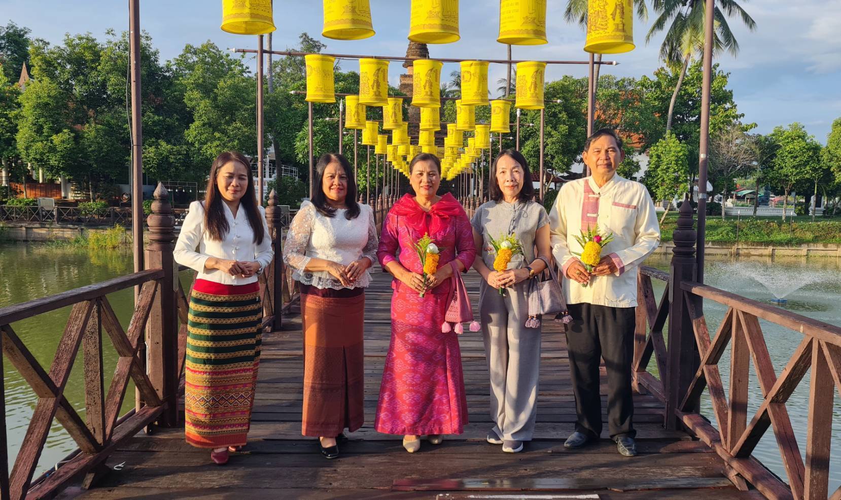 พัฒนาชุมชนสุโขทัยร่วมกิจกรรม “ใส่บาตร ใส่ใจ ใส่ผ้าไทย ไปออมบุญ”เพื่อเป็นสิริมงคลและสร้างขวัญกำลังใจในการทำงาน