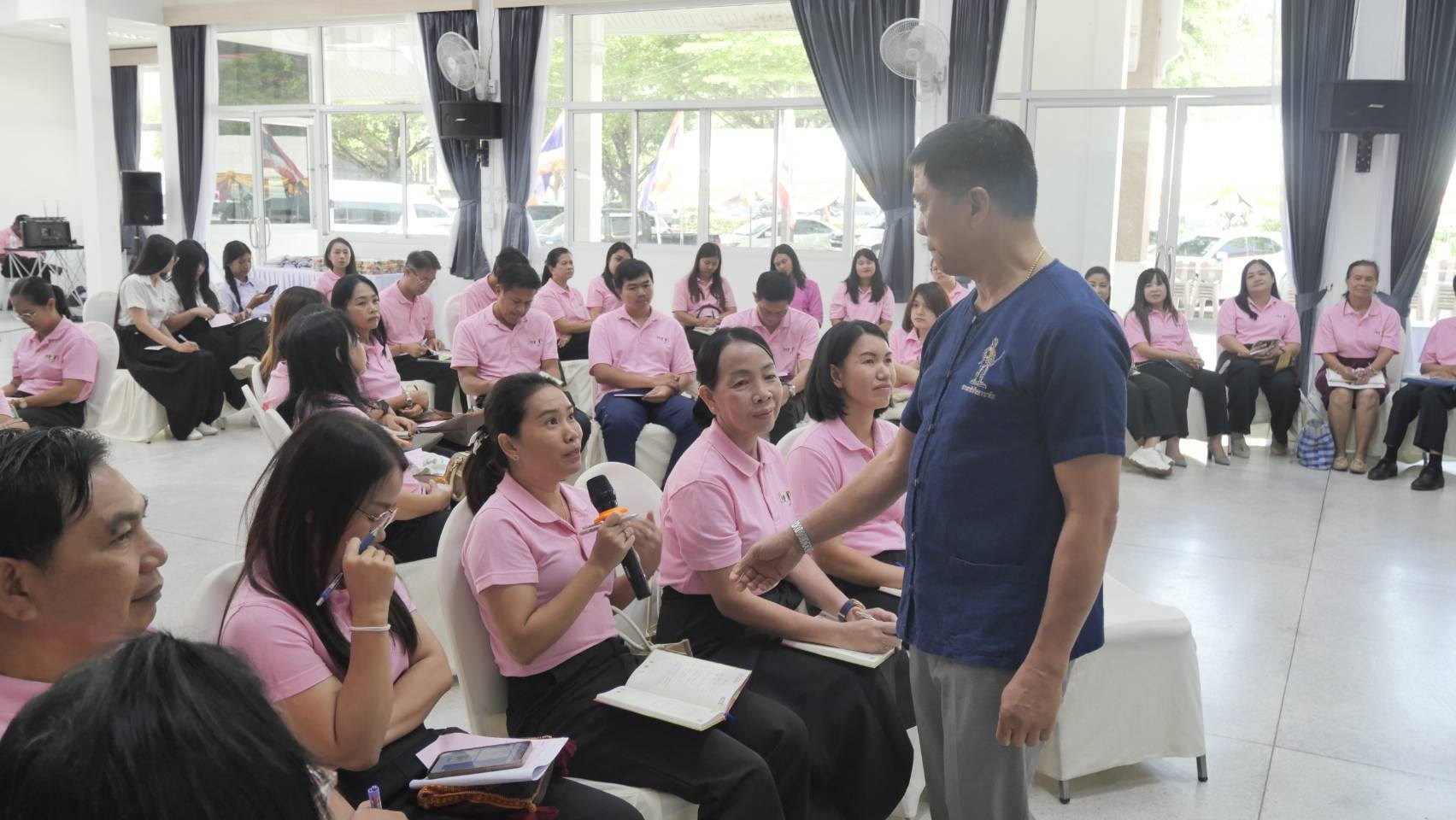 พัฒนาชุมชนจังหวัดสุโขทัย จัดกิจกรรมค้นหาบุคคลต้นแบบในหลักสูตร Soft skill/Hard Skill ทักษะการทำงาน/การสื่อสาร/การใช้ชีวิตและปรับตัวต่อการเปลี่ยนแปลงในสถานการณ์ต่างๆ เพื่อสร้างแรงบันดาลใจ สร้างขวัญและกำลังใจ