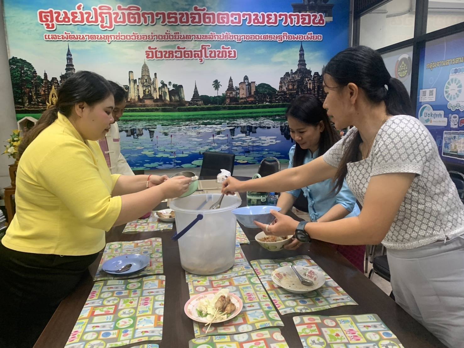 พัฒนาชุมชนสุโขทัยจัดกิจกรรมคัดแยกขยะเศษอาหารเพื่อช่วยลดโลกร้อน