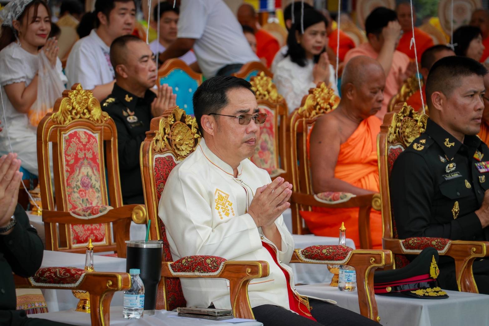 ร่วมพิธีบรรจุพระบรมสารีริกธาตุ และถวายพระพุทธธรรมจักร องค์ที่ ๑๕๒ ณ วัดไทยชุมพล ตำบลธานี อำเภอเมืองสุโขทัย จังหวัดสุโขทัย