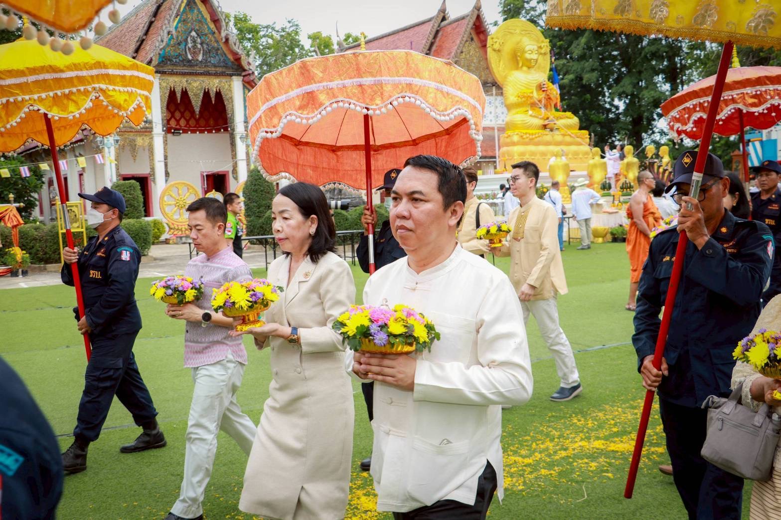 ร่วมพิธีบรรจุพระบรมสารีริกธาตุ และถวายพระพุทธธรรมจักร องค์ที่ ๑๕๒ ณ วัดไทยชุมพล ตำบลธานี อำเภอเมืองสุโขทัย จังหวัดสุโขทัย
