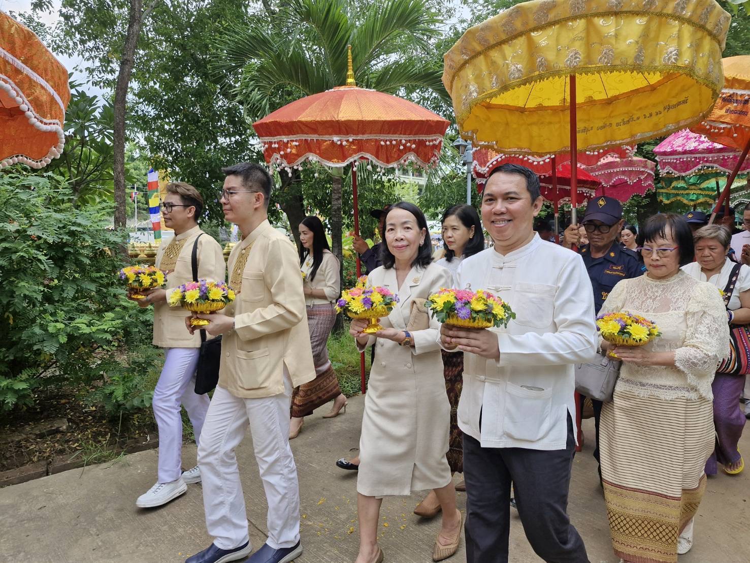 ร่วมพิธีบรรจุพระบรมสารีริกธาตุ และถวายพระพุทธธรรมจักร องค์ที่ ๑๕๒ ณ วัดไทยชุมพล ตำบลธานี อำเภอเมืองสุโขทัย จังหวัดสุโขทัย