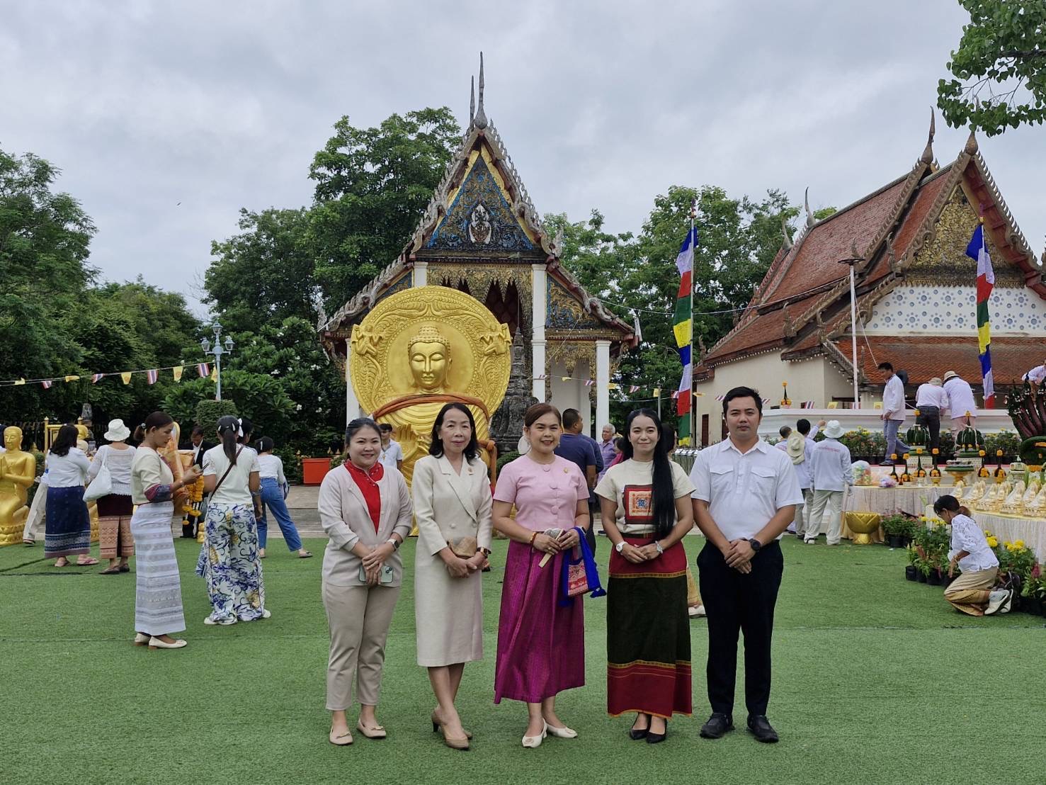 ร่วมพิธีบรรจุพระบรมสารีริกธาตุ และถวายพระพุทธธรรมจักร องค์ที่ ๑๕๒ ณ วัดไทยชุมพล ตำบลธานี อำเภอเมืองสุโขทัย จังหวัดสุโขทัย