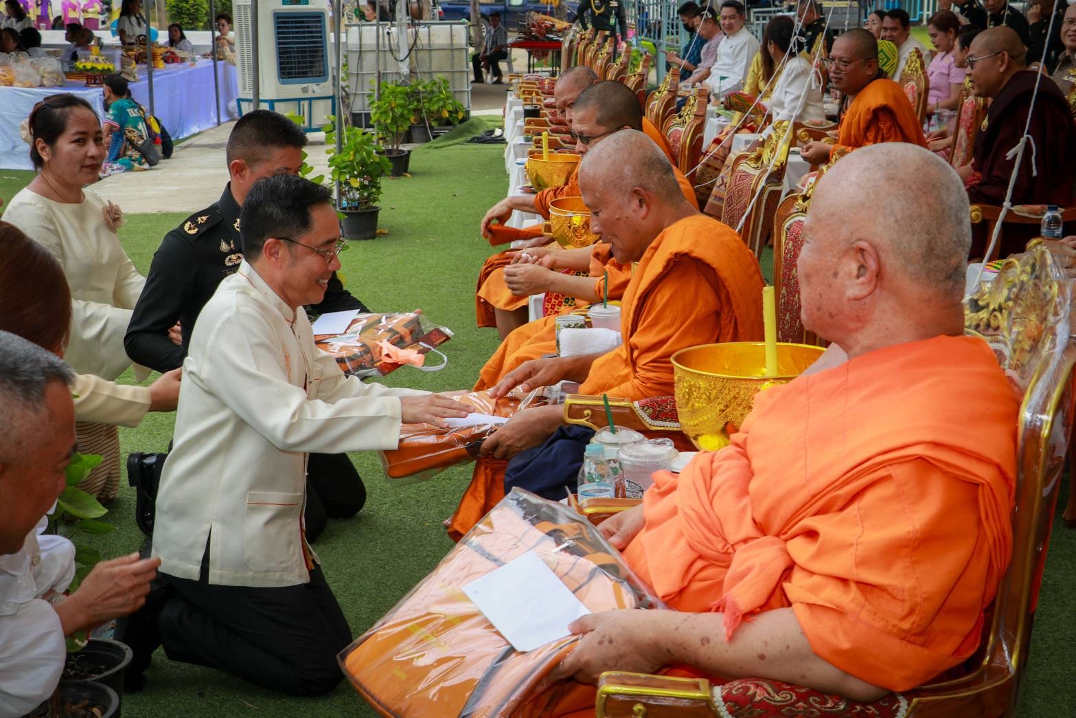 ร่วมพิธีบรรจุพระบรมสารีริกธาตุ และถวายพระพุทธธรรมจักร องค์ที่ ๑๕๒ ณ วัดไทยชุมพล ตำบลธานี อำเภอเมืองสุโขทัย จังหวัดสุโขทัย