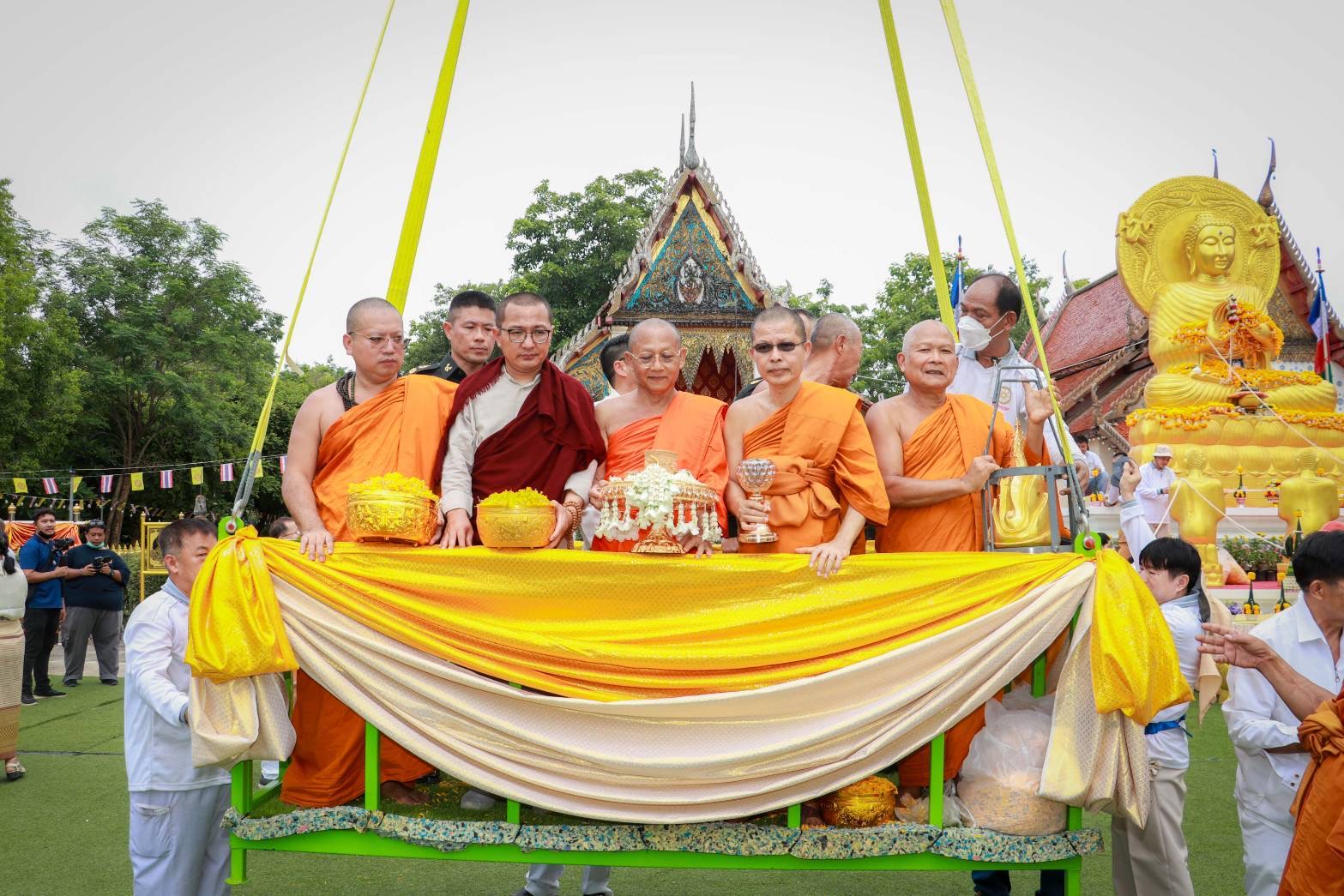 ร่วมพิธีบรรจุพระบรมสารีริกธาตุ และถวายพระพุทธธรรมจักร องค์ที่ ๑๕๒ ณ วัดไทยชุมพล ตำบลธานี อำเภอเมืองสุโขทัย จังหวัดสุโขทัย