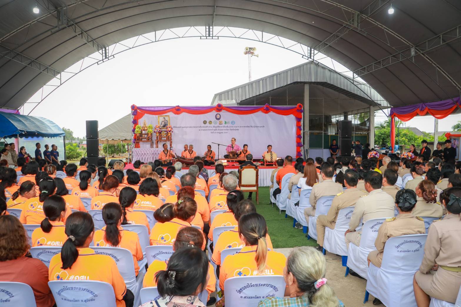 พช.สุโขทัยร่วมพิธีส่งมอบบ้านและอุปกรณ์ โครงการเก็บกล่องสร้างบ้าน เพื่อมูลนิธิอาสาเพื่อนพึ่ง (ภาฯ) ยามยาก สภากาชาดไทย ให้ผู้ประสบอุทกภัยตำบลท่าทอง อำเภอสวรรคโลก จังหวัดสุโขทัย จำนวน 3 หลัง
