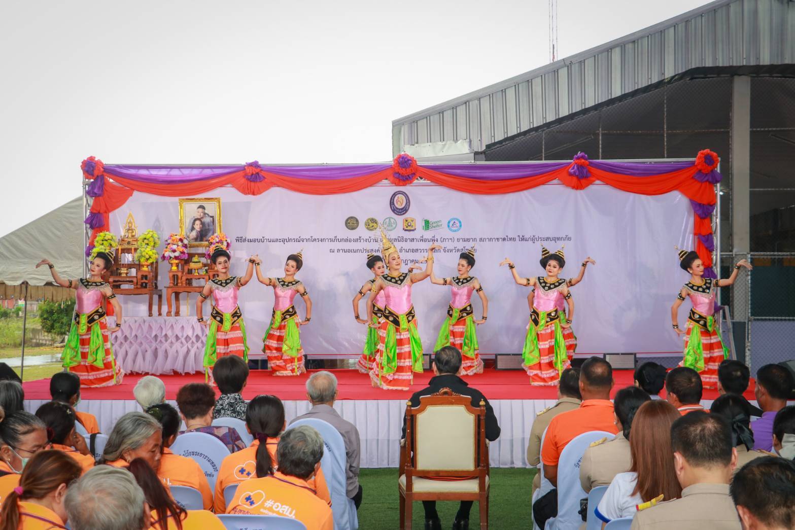 พช.สุโขทัยร่วมพิธีส่งมอบบ้านและอุปกรณ์ โครงการเก็บกล่องสร้างบ้าน เพื่อมูลนิธิอาสาเพื่อนพึ่ง (ภาฯ) ยามยาก สภากาชาดไทย ให้ผู้ประสบอุทกภัยตำบลท่าทอง อำเภอสวรรคโลก จังหวัดสุโขทัย จำนวน 3 หลัง