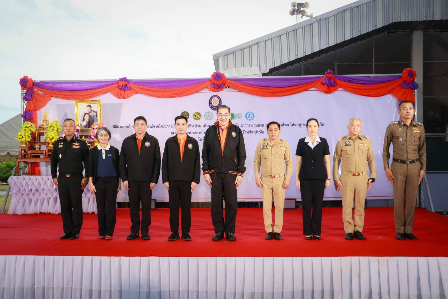 พช.สุโขทัยร่วมพิธีส่งมอบบ้านและอุปกรณ์ โครงการเก็บกล่องสร้างบ้าน เพื่อมูลนิธิอาสาเพื่อนพึ่ง (ภาฯ) ยามยาก สภากาชาดไทย ให้ผู้ประสบอุทกภัยตำบลท่าทอง อำเภอสวรรคโลก จังหวัดสุโขทัย จำนวน 3 หลัง