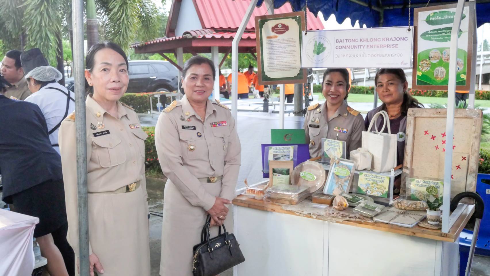 พช.สุโขทัยร่วมพิธีส่งมอบบ้านและอุปกรณ์ โครงการเก็บกล่องสร้างบ้าน เพื่อมูลนิธิอาสาเพื่อนพึ่ง (ภาฯ) ยามยาก สภากาชาดไทย ให้ผู้ประสบอุทกภัยตำบลท่าทอง อำเภอสวรรคโลก จังหวัดสุโขทัย จำนวน 3 หลัง