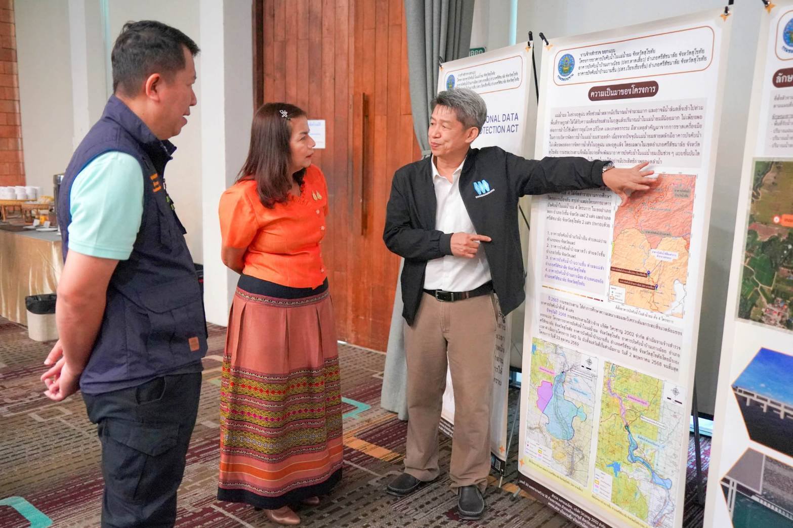 การประชุมปฐมนิเทศโครงการงานจ้างสำรวจ ออกแบบ โครงการอาคารบังคับน้ำในแม่น้ำยม จังหวัดสุโขทัย อาคารบังคับน้ำบ้านเกาะน้อย อำเภอศรีสัชนาลัย จังหวัดสุโขทัย อาคารบังคับน้ำบ้านบานชื่น อำเภอศรีสัชนาลัย จังหวัดสุโขทัย